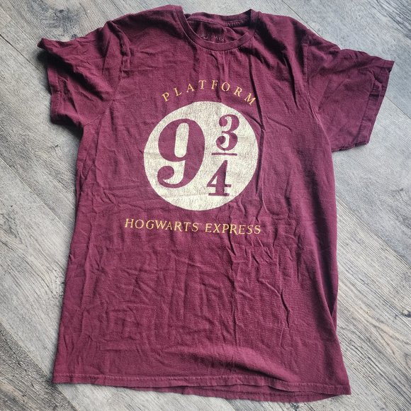 Harry Potter Platform 9 3/4 Distressed Maroon Shirt Men's Sized Medium (M) - Picture 1 of 4